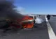 Mașină distrusă de flăcări pe autostradă. A luat foc în mers. Foto