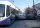 Mașină prinsă între un tramvai și un alt autovehicul: șoferul a crezut că poate să treacă