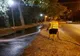 Căldură mare la Timișoara. În încercarea de a răcori atmosfera, se stropesc străzile din oraș