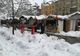 De la tejghea, la lopata. Târgul de Crăciun plin de nămeți. Video