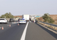Trafic restircționat pe autostradă după ce o remorcă s-a răsturnat din cauza vântului