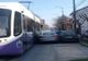 Mașină prinsă între un tramvai și un alt autovehicul: șoferul a crezut că poate să treacă