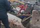 Scoși de pompieri de sub dărâmături, după ce zidul unei case a căzut peste ei