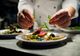 O chelneriţă dezvăluie secretul șocant din bucătăria restaurantelor. Ce pun în mâncare - tulburător ce se servește după ora 8 seara